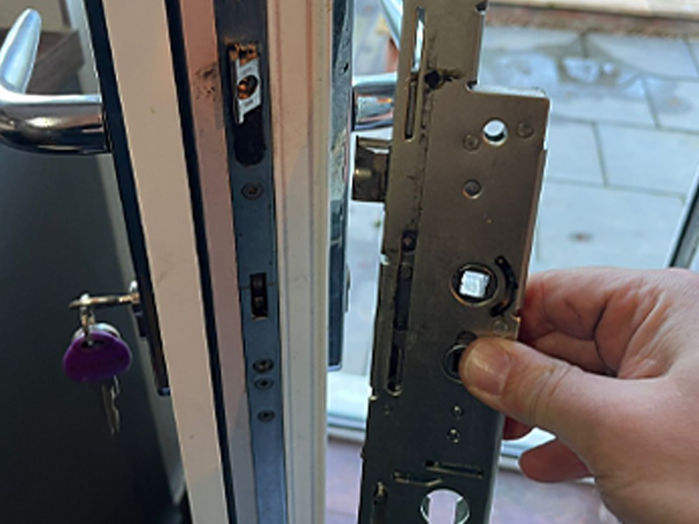 Replacing the failed multipoint gearbox on a uPVC door