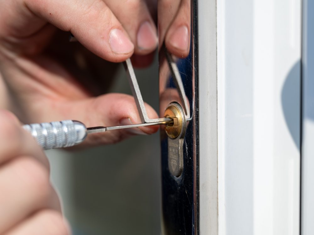 Picking a euro cylinder open without damage