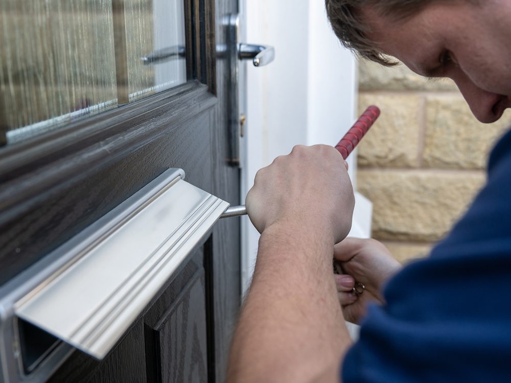Non-destructive entry through the letterbox on a door