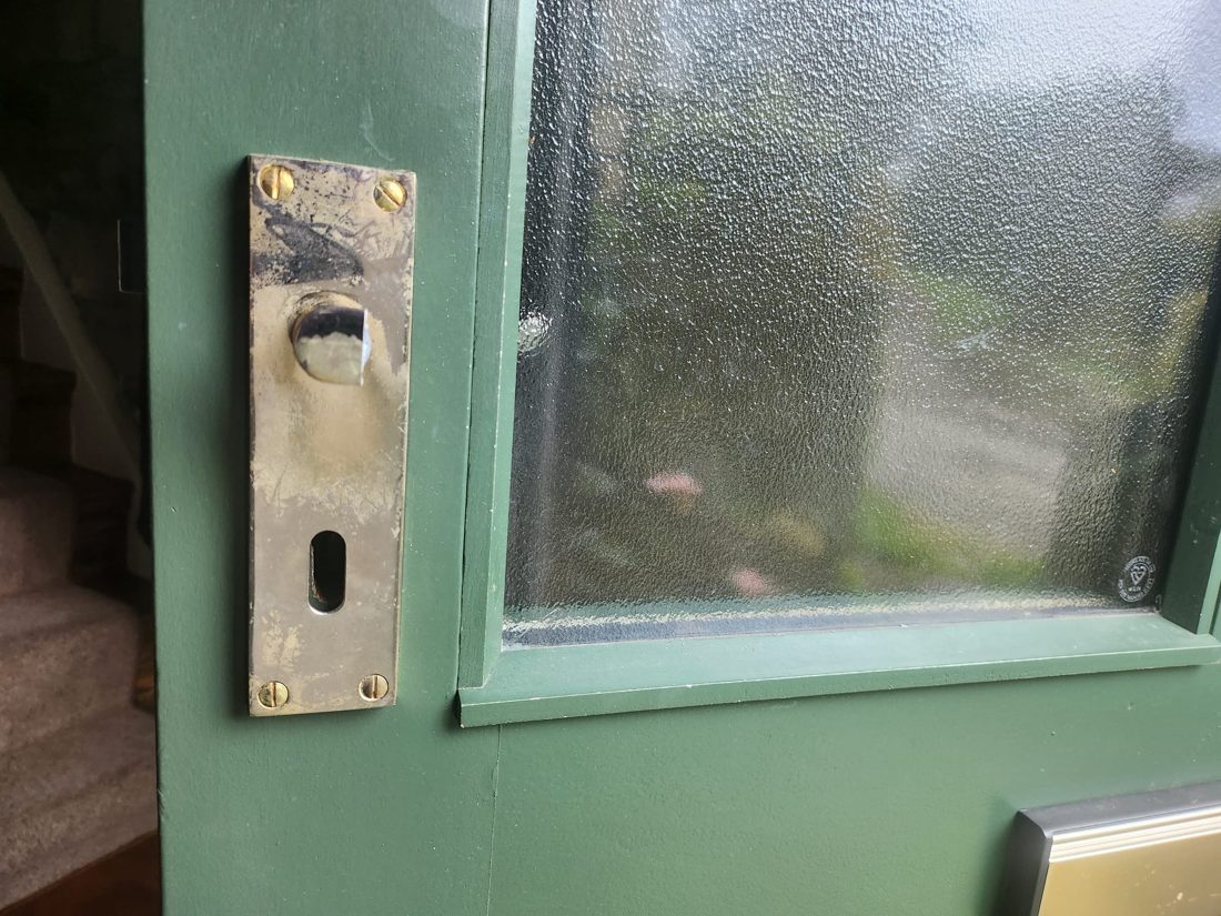Snapped wooden door handle replaced with one to match letterbox colour — Lock Change in Halifax by LocksmithLocal